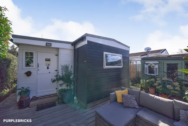Upper Halliford Road, Shepperton, TW17, photo 1