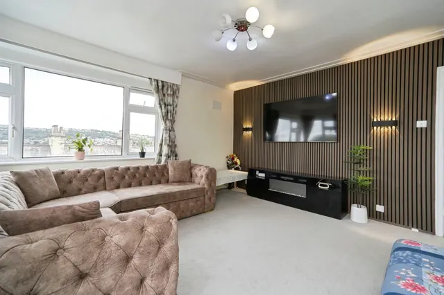 Bradford Road, Shipley, BD18, photo 2