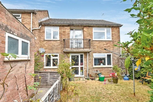 2 bedroom flat — Curriott Hill Road, CREWKERNE