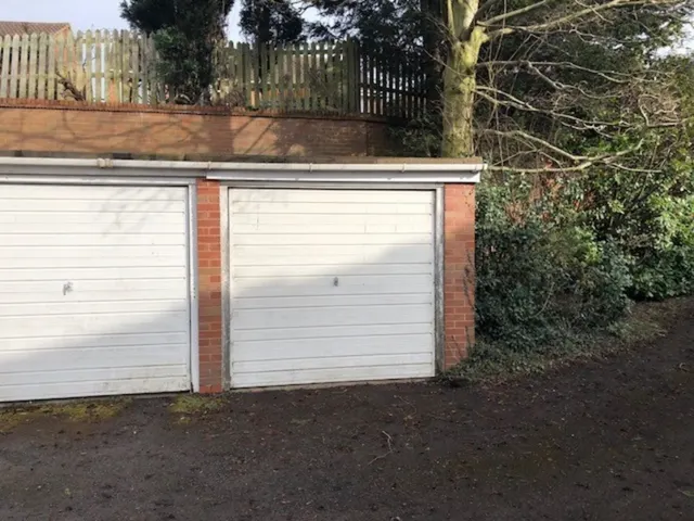 Garage, Lisures Drive, photo 1