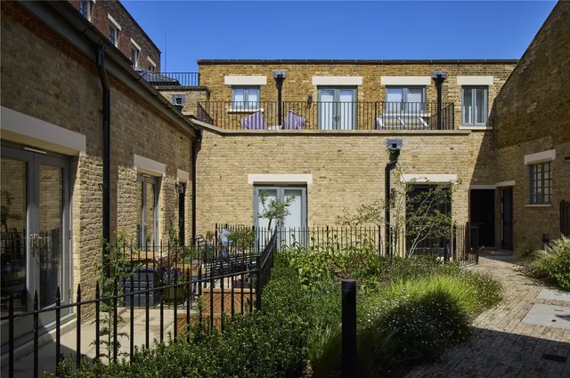 St. George's Gardens, London, SW17, photo 2