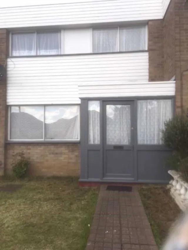 3 bedroom house — Queens Gardens, Rainham, RM13 8EB
