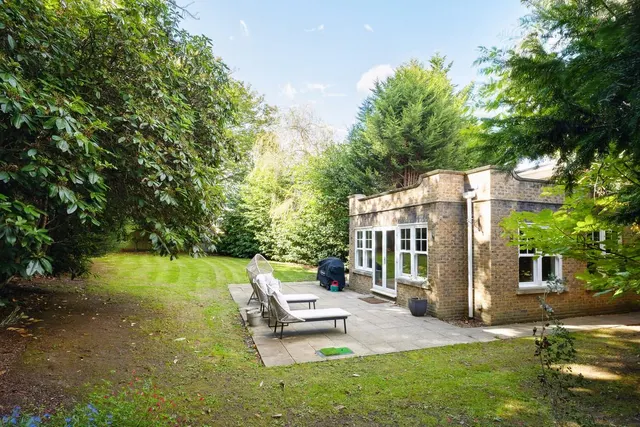 Ruxley Crescent, Esher, KT10, photo 1