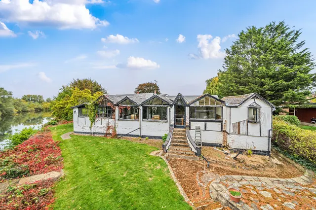 Photo 2 — The Avenue, Wraysbury, TW19