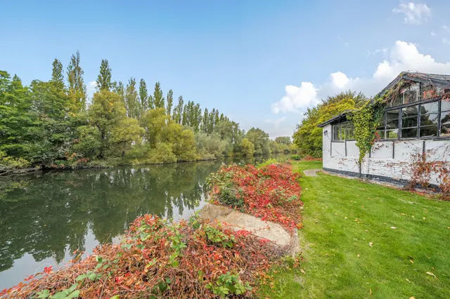 The Avenue, Wraysbury, TW19, photo 1