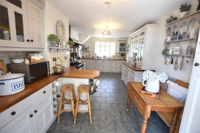 Photo 2 — Blackthorn Crescent, Farnborough, Hampshire, GU14 9AF