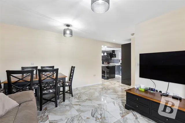Photo 2 — Kean Crescent, Dagenham, RM8