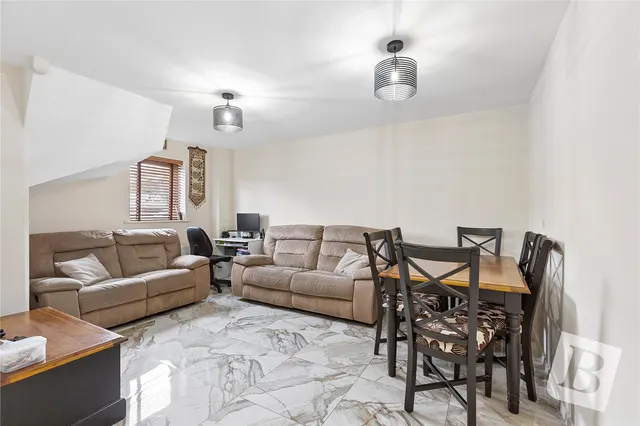 Photo 3 — Kean Crescent, Dagenham, RM8