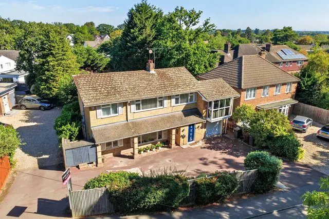 Hare Hill, Row Town KT15 1DG, photo 1