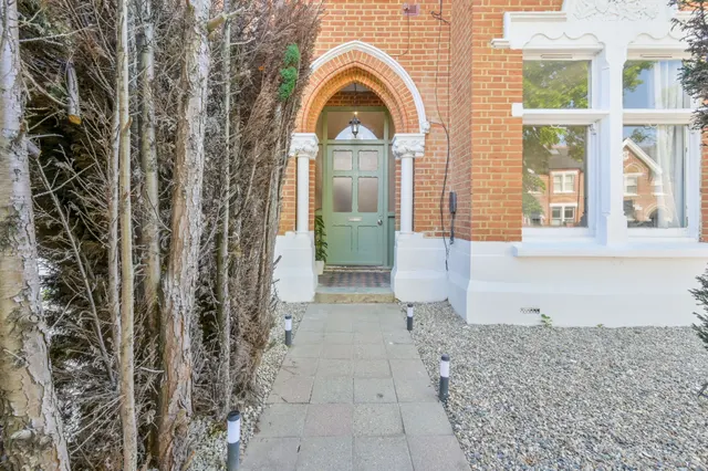 Photo 2 — Flat 2a, 34 Mount Park Crescent, London