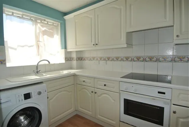 Brighton Road, Addlestone, KT15, photo 2
