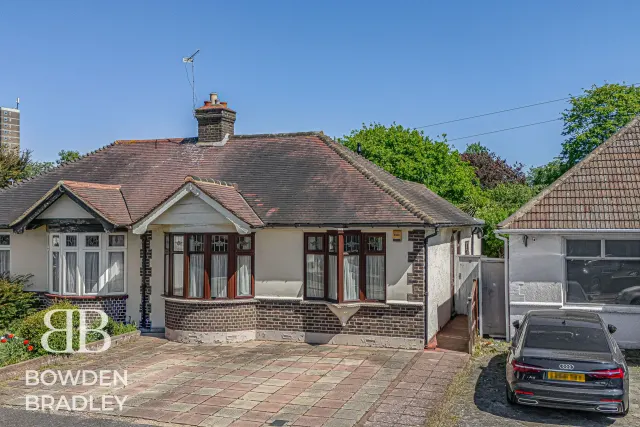 Cedar Avenue, Chadwell Heath, RM6, photo 1
