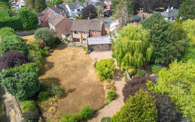 Photo 2 — Wheathill Close, Leamington Spa