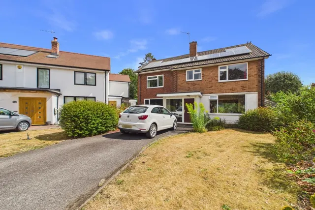 Photo 3 — Wheathill Close, Leamington Spa