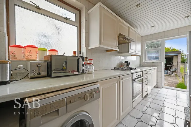 Neal Avenue, Southall, UB1, photo 3