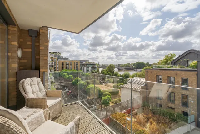 Kew Bridge Road, Brentford, TW8, photo 1