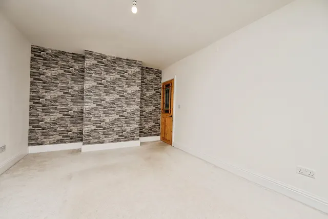 Caslon Crescent, Stourbridge, DY8, photo 3