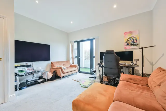 Photo 3 — Flat 2, Saturn House, 12-14 Station Road, Harrow