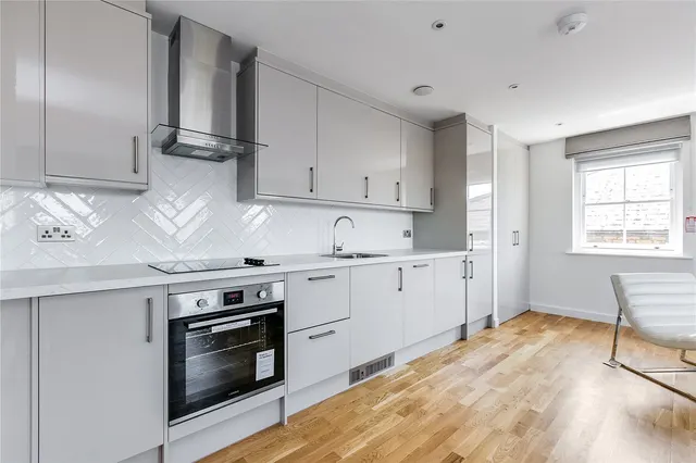 Balham High Road, London, SW12, photo 2
