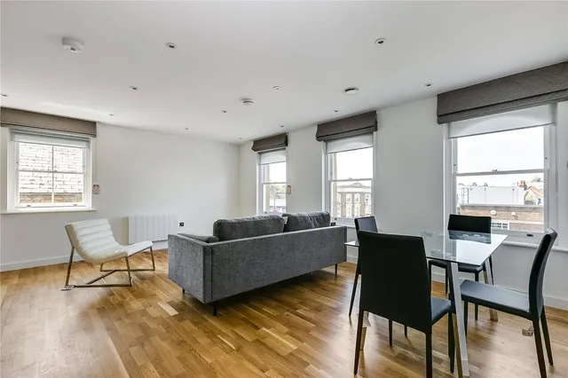 Balham High Road, London, SW12, photo 1