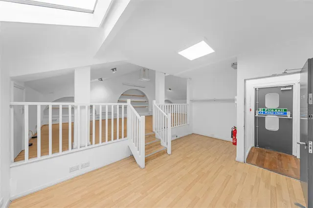 Commercial, To LetBrixton Hill, photo 3