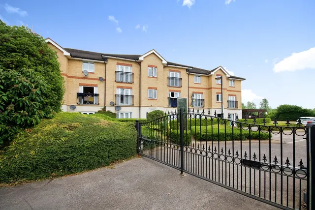 Photo 2 — Tysoe Avenue, Enfield, EN3