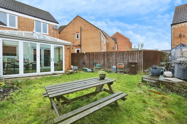 Photo 3 — Frankham Close, Dinnington, SHEFFIELD