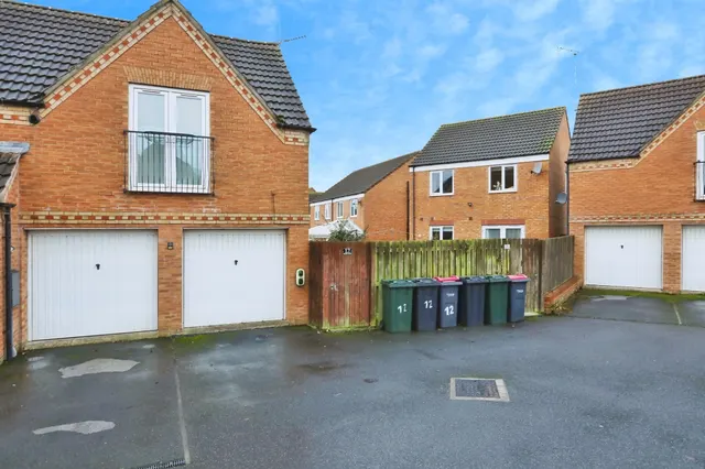 Photo 2 — Frankham Close, Dinnington, SHEFFIELD