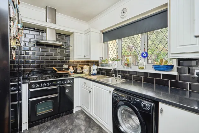 Photo 2 — Newnham Road, Ryde