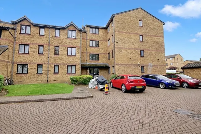 Gartons Close, Enfield, photo 1