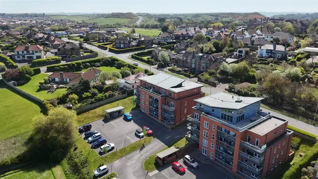 Photo 3 — 48 Holbeck Hill, Scarborough YO11 3HT