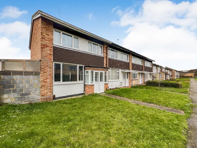 3 bedroom house — Parlaunt Road, Langley