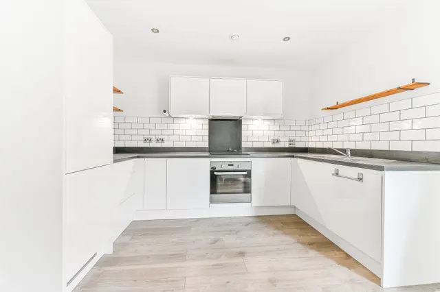 Flat 4, Lambourne House, Apple Yard, London, photo 1