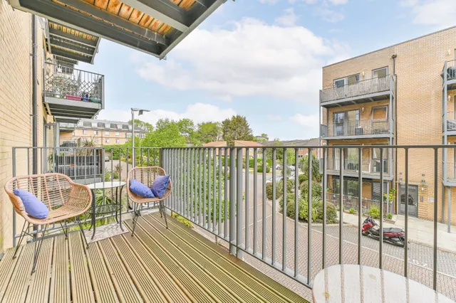 Photo 3 — Flat 4, Lambourne House, Apple Yard, London