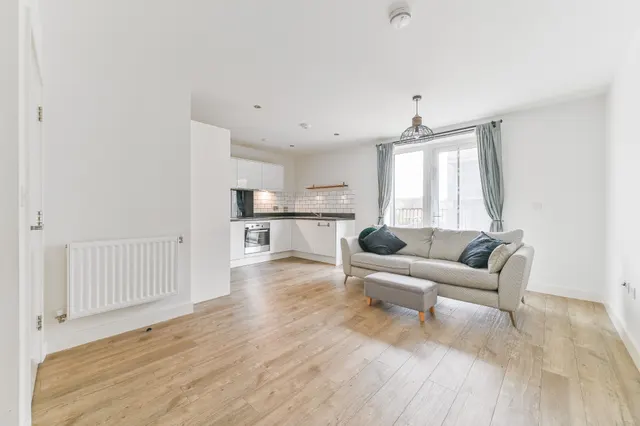 Photo 2 — Flat 4, Lambourne House, Apple Yard, London