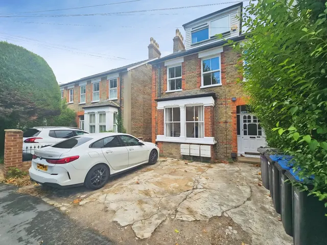 Avenue Road, Staines-upon-Thames, TW18, photo 1