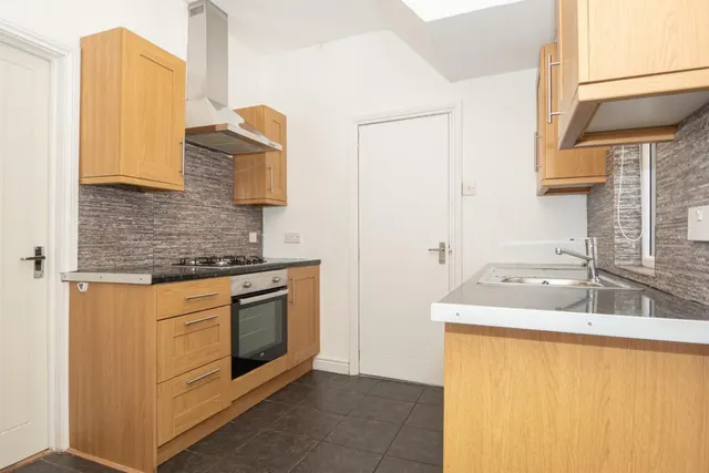 Bradford Road, LS28, photo 3