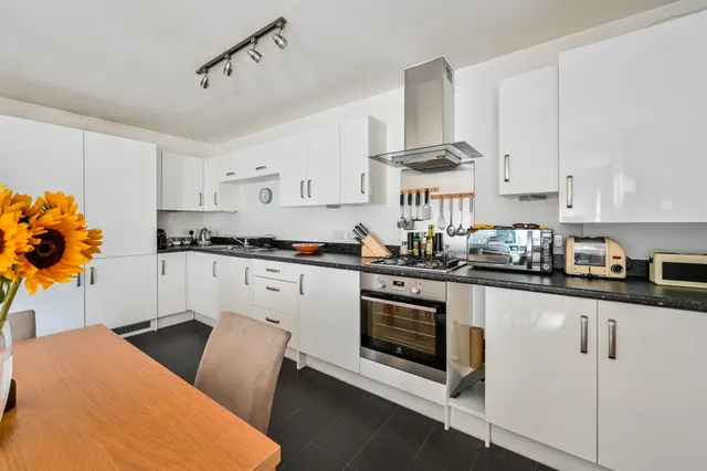Photo 3 — 70 Elgin Gardens, Guildford
