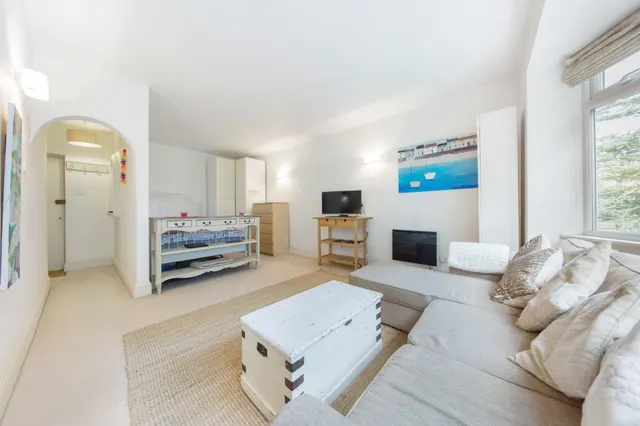 11 Marlborough, Inner Park Road, London, photo 1