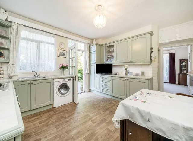 Photo 3 — Woodhurst Road, Acton, W3