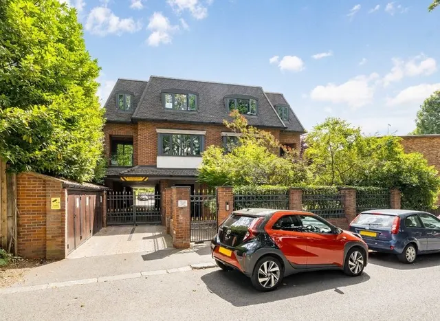 Ashley Lane, Hendon, NW4, photo 1