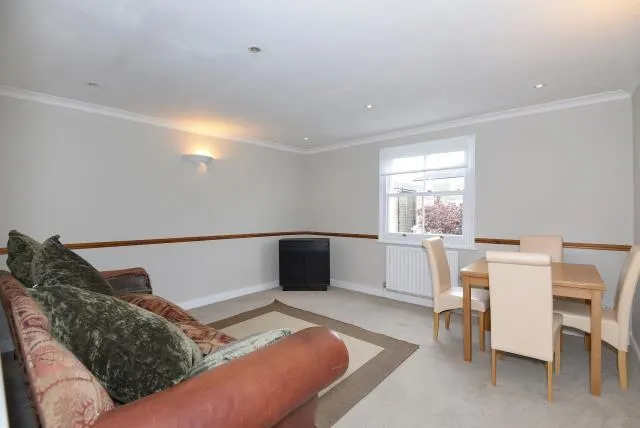 Marlborough Road, Richmond, TW10, photo 1