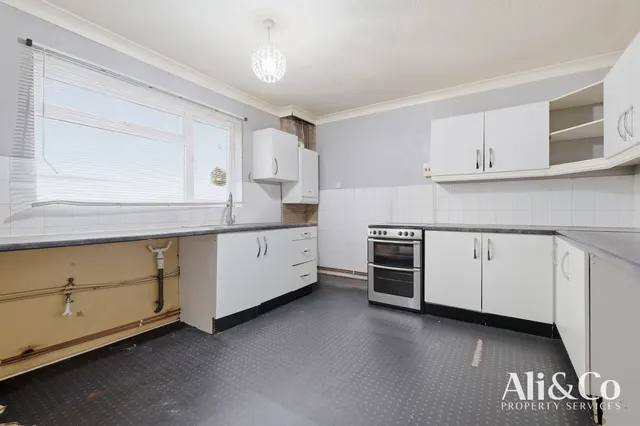 Photo 3 — Grays, Essex, RM16 2BD