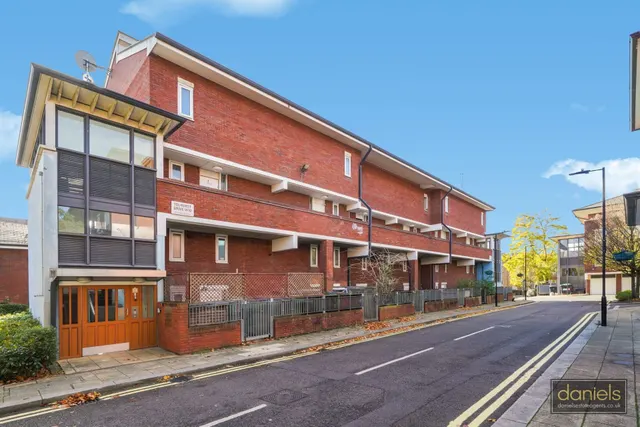 Tollhurst Drive, Queens Park, W10, photo 2