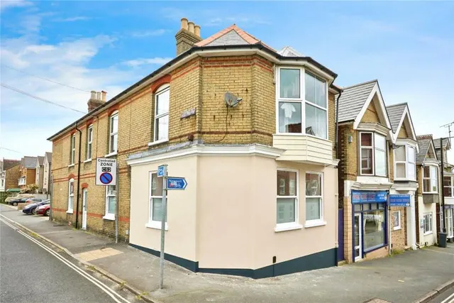 Mill Hill Road, Cowes, PO31, photo 1