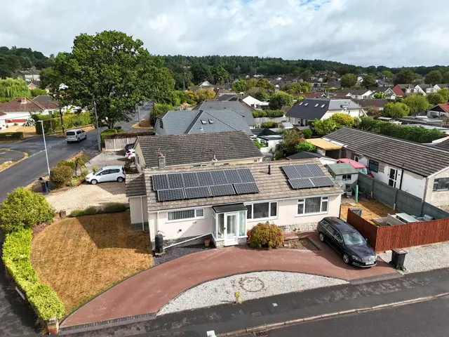 Foxcroft Drive, Colehill, BH21, photo 1