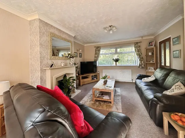 North Lingwell Road, Leeds, LS10, photo 3