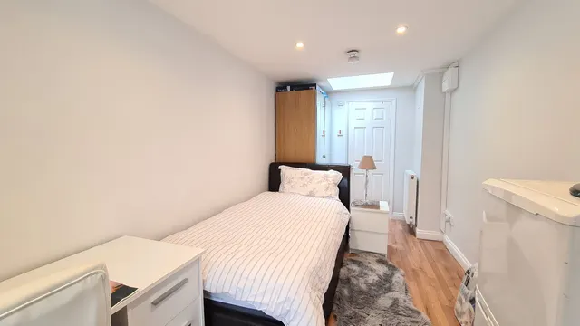 Great West Road, Hounslow, photo 1