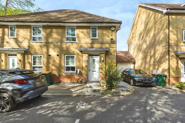 Witney Road, Crawley, RH10, photo 2