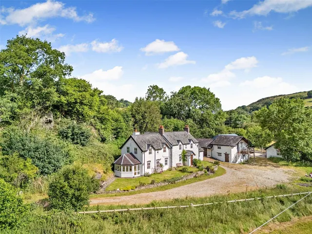 Bryn Rhyd Yr Arian, Llanfairtalhairn, LL22, photo 1